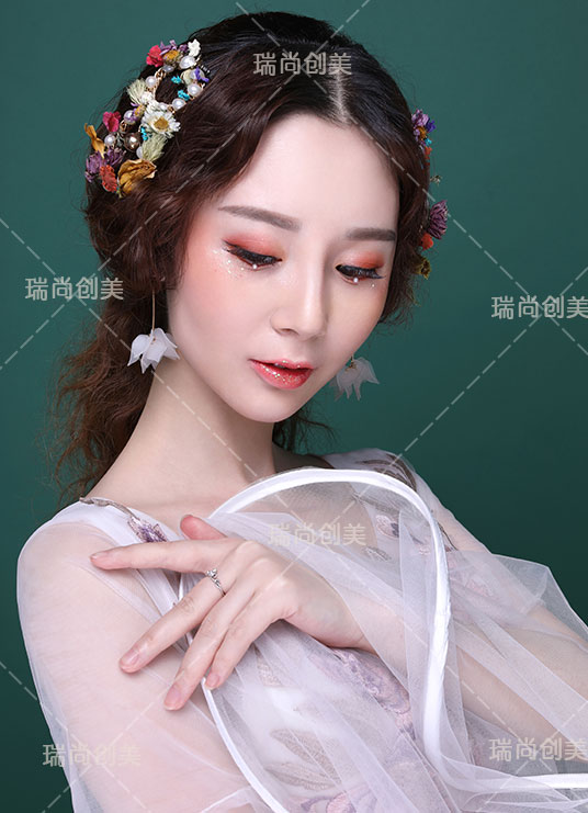 學(xué)彩妝造型