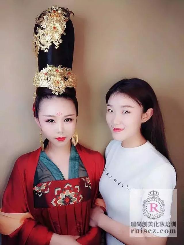 新生入學(xué)&老生月考：年輕nice有實力，熱愛化妝沒道理！