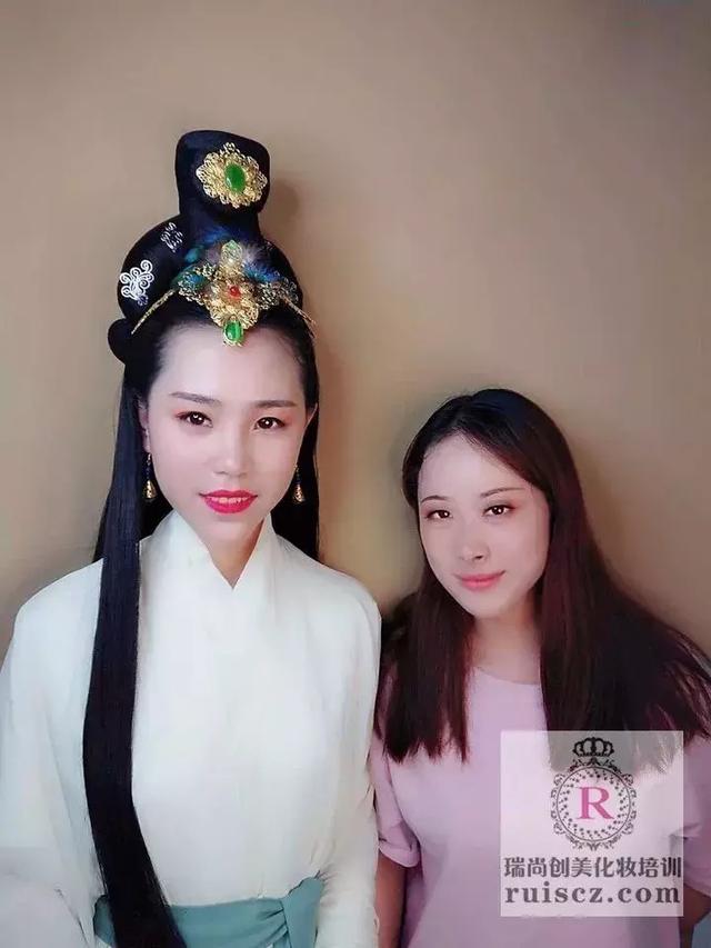 新生入學(xué)&老生月考：年輕nice有實力，熱愛化妝沒道理！