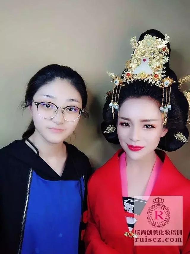 新生入學(xué)&老生月考：年輕nice有實力，熱愛化妝沒道理！