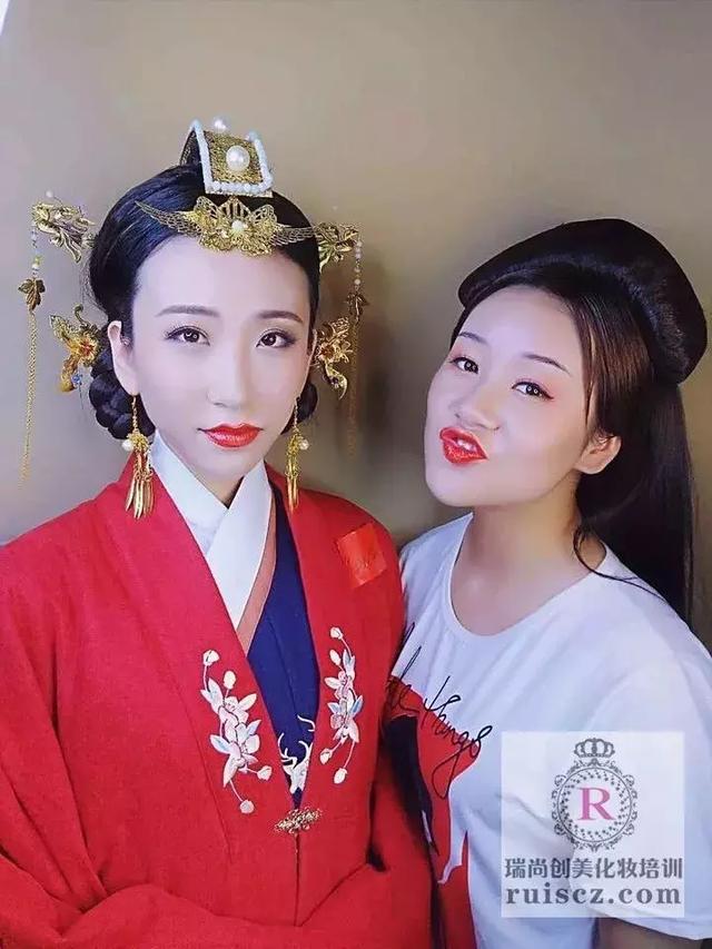 新生入學(xué)&老生月考：年輕nice有實力，熱愛化妝沒道理！