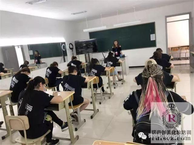 學(xué)化妝還能提前感受大學(xué)生活？厲害了我的化妝師！