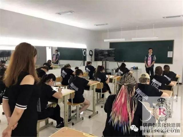 學(xué)化妝還能提前感受大學(xué)生活？厲害了我的化妝師！